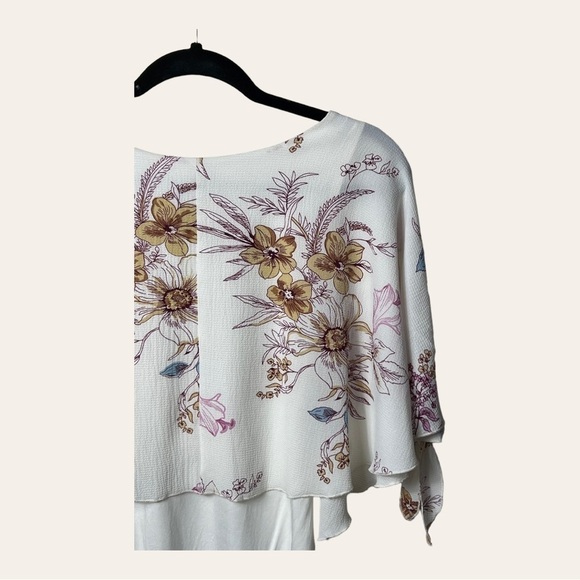 1134. COLORI SLIT SLEEVE‎ BLOUSE OFF WHITE IN COLOR MULTICOLORED FLORAL PATTERN - Picture 7 of 10